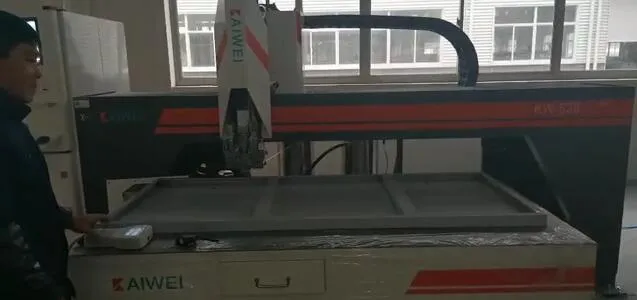浙江杭州客户空压机盖板密封点胶发泡机发货